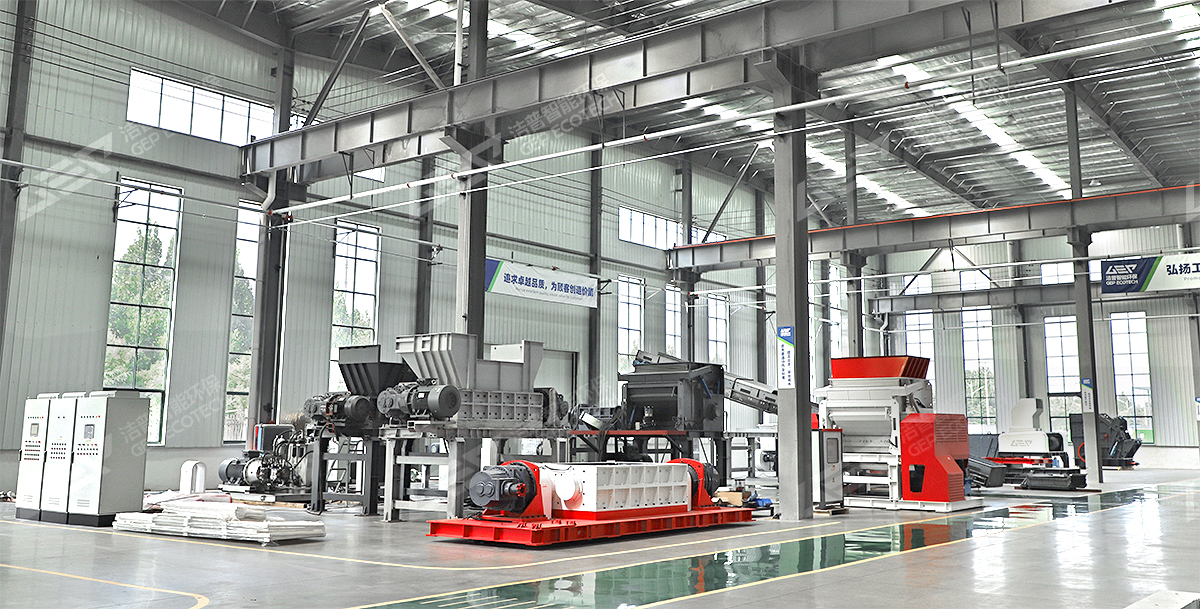 潔普塑料撕碎機(jī)車間