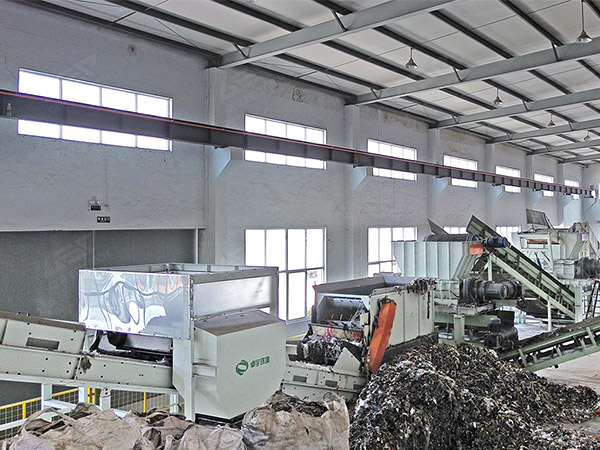 工業(yè)固廢雙軸撕碎機(jī)現(xiàn)場