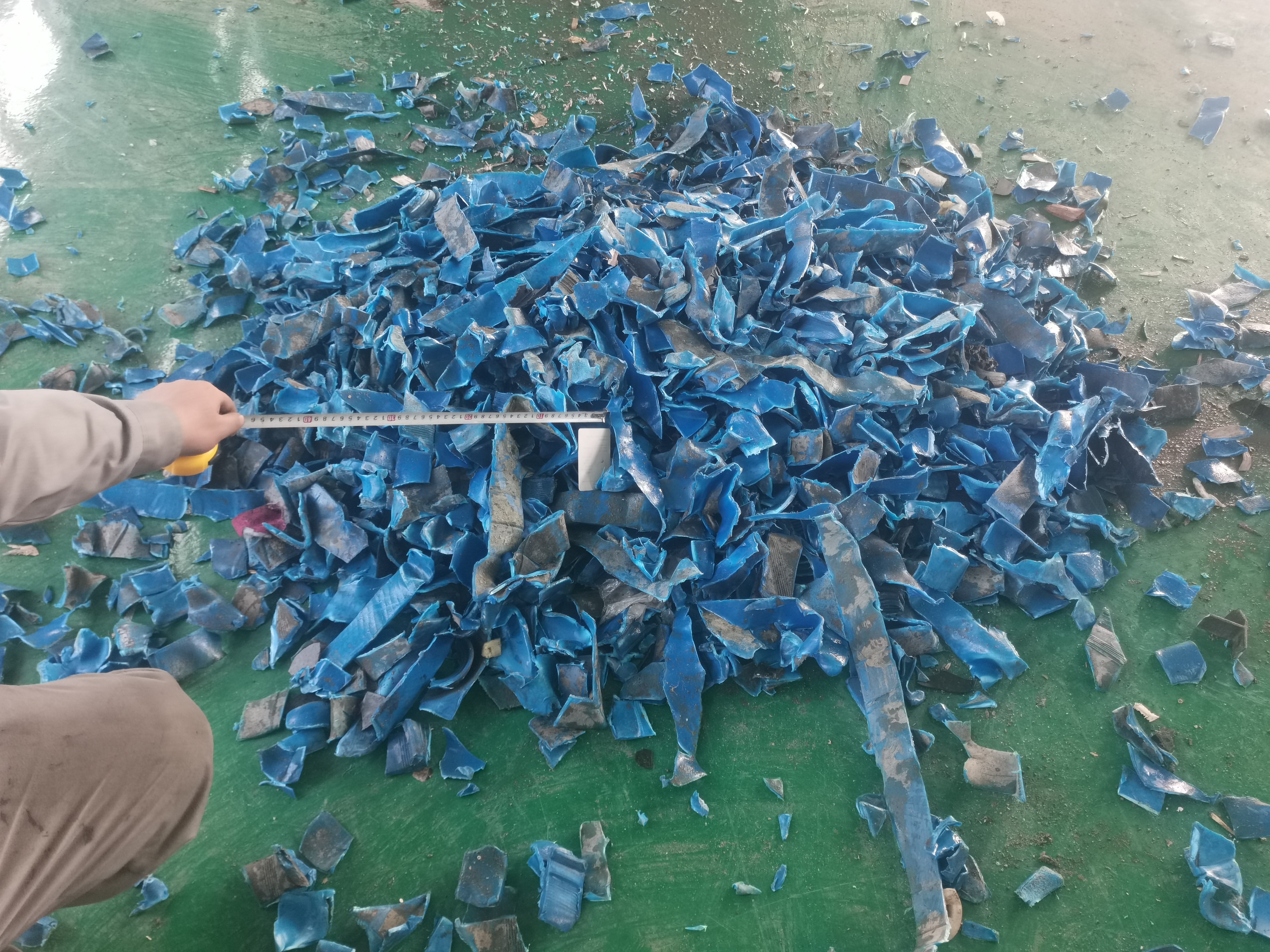 廢舊塑料桶粉碎后展示圖