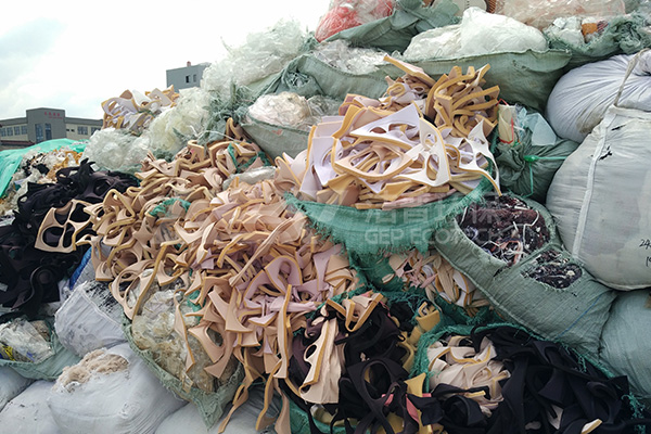 推積如山的廢舊皮革如何處理？皮革破碎機(jī)成完美解決方案